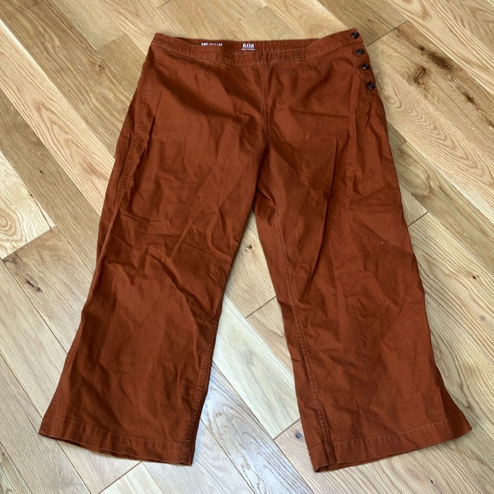 a.n.a Women's Rust Cropped Pants with Button Detail